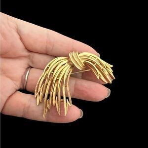 Elegant Gold Women's Jewelry Brooch